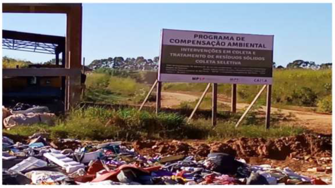 Entrada do aterro sanitário e do local que processa o material reciclável.