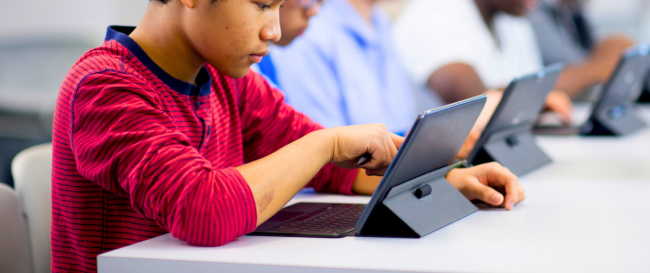Procuradora pede que Educação apresente motivação para justificar escolha por material didático digital  